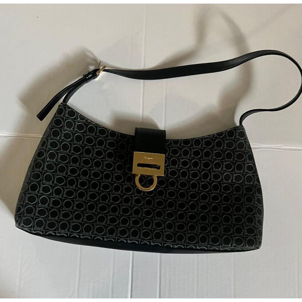 Authentic Salvatore Ferragamo Gancini Shoulder Black  Bag Embossed Leather EE-22